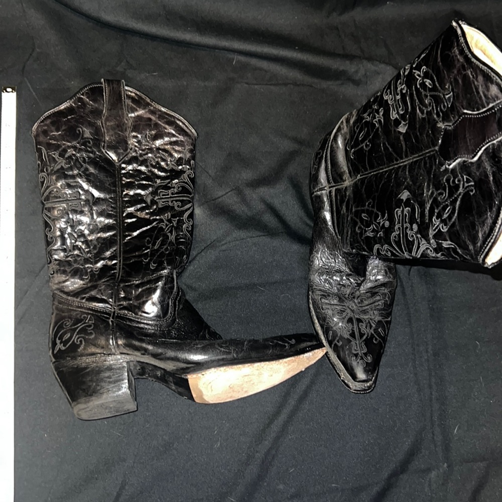 A must have , the pictures doesn’t make justice on the embroidery !